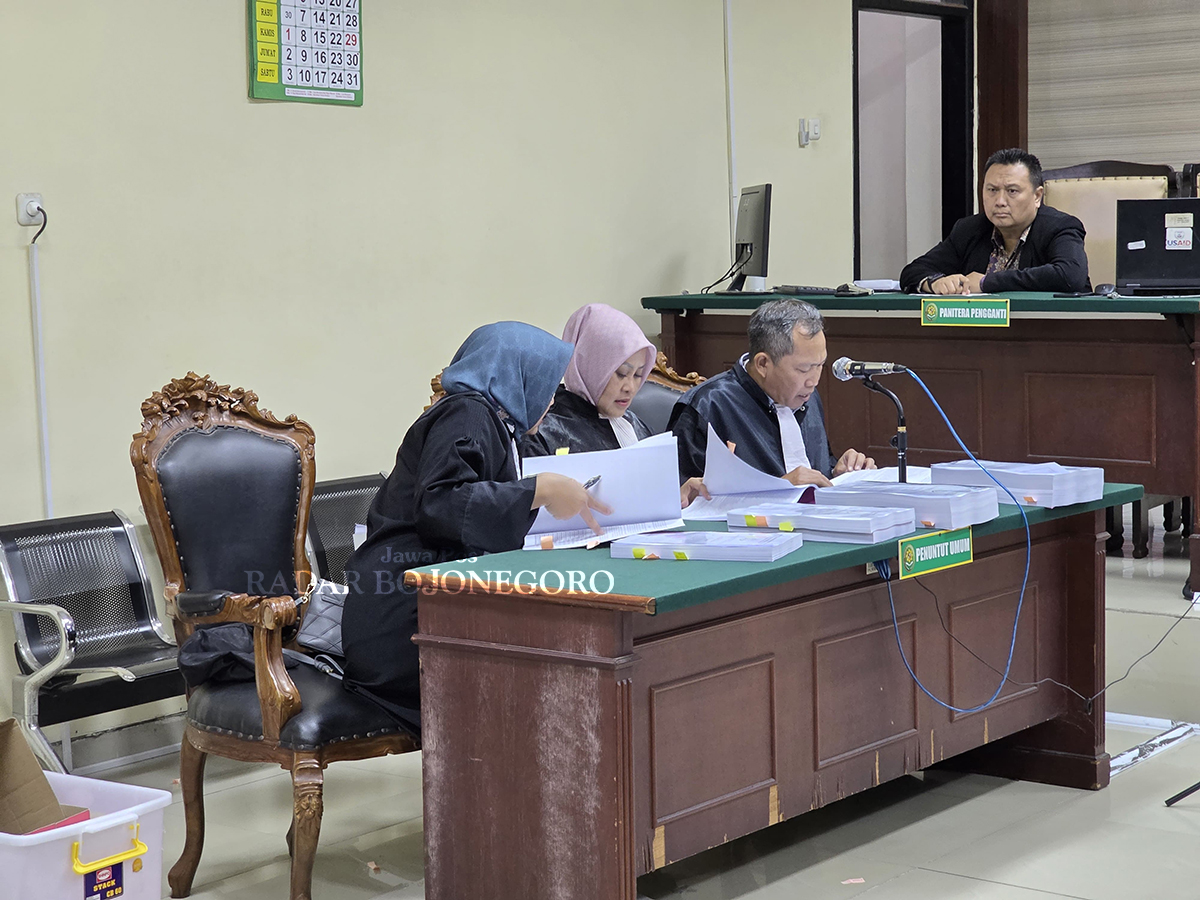 BACA BERKAS: Tim JPU Kejari Bojonegoro saat membacakan berka perkara di Pengadilan Tipikor Surabaya. (ISTIMEWA/RADAR BOJONEGORO)