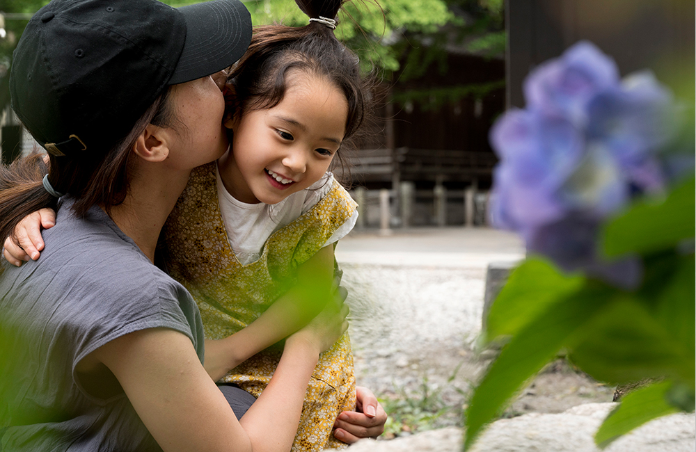 Memeluk anak adalah salah satu baterai kasih sayang anak