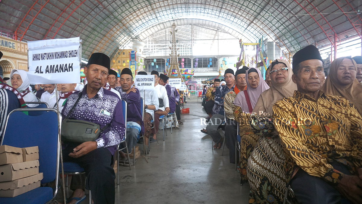 MANASIK: Ribuan CJH Bojonegoro jalani manasik haji massal di GoFun pada 16-17 April lalu. (YUAN EDO RAMADHANA/RADAR BOJONEGORO)