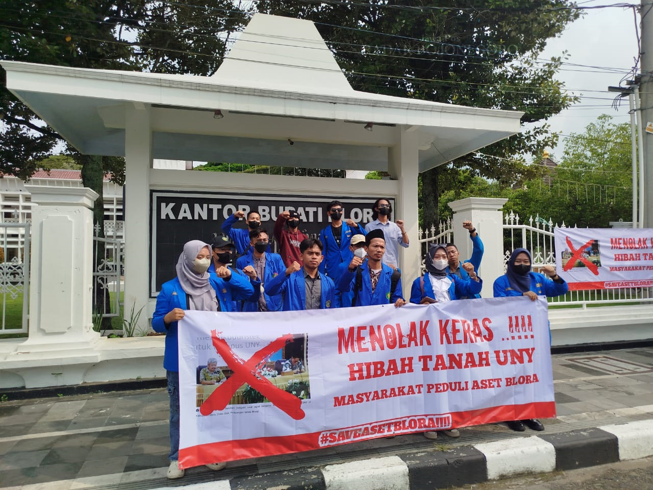 UNJUK RASA: Belasan mahasiswa mengatasnamakan Aliansi Mahasiswa Blora unjuk rasa di halaman Setda Blora kemarin (15/5). Mereka menolak keras hibah tanah kepada UNY. (RAHUL OSCARRA DUTA/RADAR BOJONEGOR