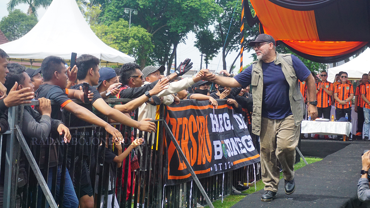 BERSAMA PERSIBO LAGI: Iwan Setiawan saat menyapa suporter Persibo Bojonegoro, manajemen kembali menggandeng pria kelahiran Medan ini untuk mengarsiteki tim kebanggaan Bojonegoro. (YUAN EDO/RADAR BOJON