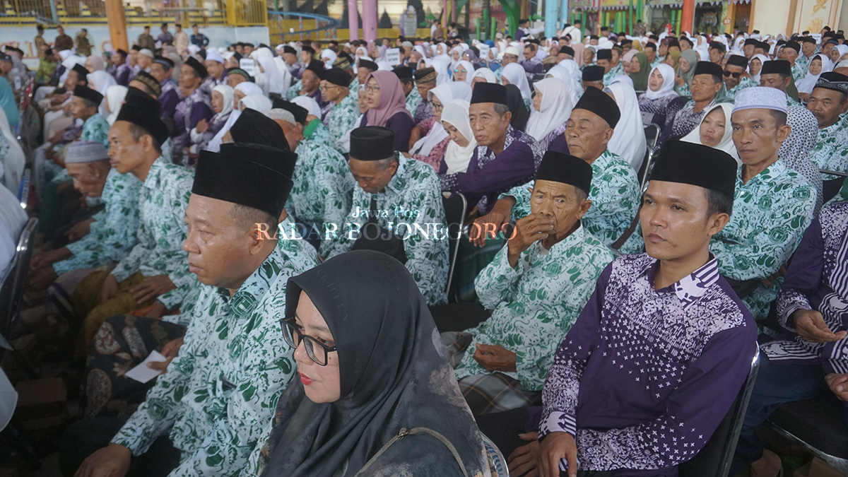 PERSIAPAN BARANG BAWAAN: CJH Bojonegoro saat mengikuti masik haji, setiap CJH diperbolehkan membawa rokok maksimal 200 batang. (YUAN EDO/RADAR BOJONEGORO)