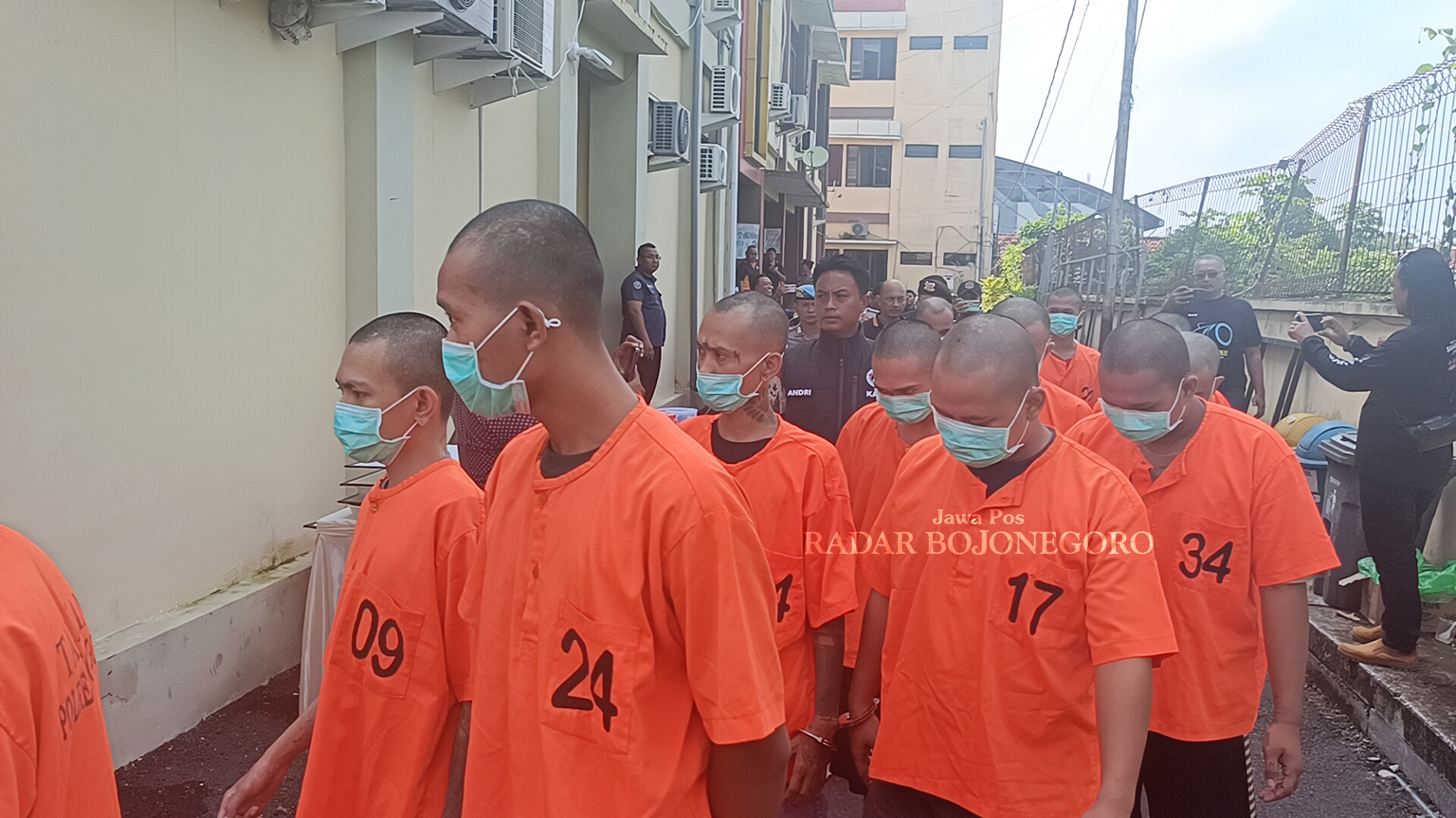 TERSANGKA: Sebanyak 23 tersangka terdiri atas 17 kasus narkotika dan enam kasus premanisme digiring petugas Polres Bojonegoro untuk konferensi pers kemarin (16/5). (YUAN EDO/RADAR BOJONEGORO)