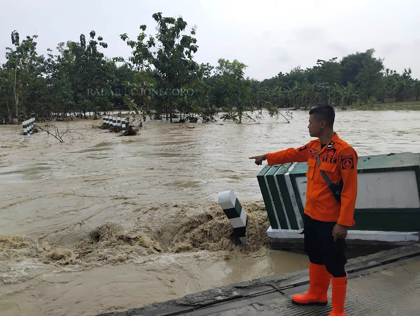 PUTUS: Jembatan Desa Pojok, Kecamatan Purwosari - Desa Bonorejo, Kecamatan Gayam ambrol, setelah diterjang banjir. (YANA DWI KURNIYA WATI/RADAR BOJONEGORO)