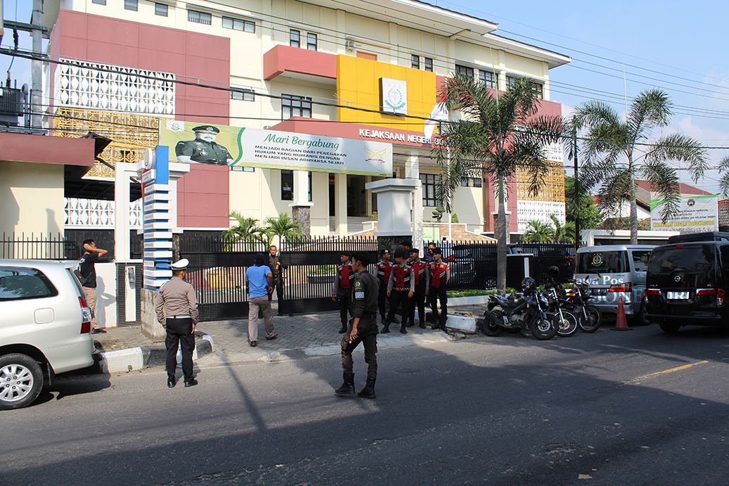 BAKAL DIJAGA TNI: Kantor Kejari Bojonegoro bakal dijaga TNI sekitar 10 personel. (DHANI WAHYU ALFIANSYAH/RADAR BOJONEGORO)