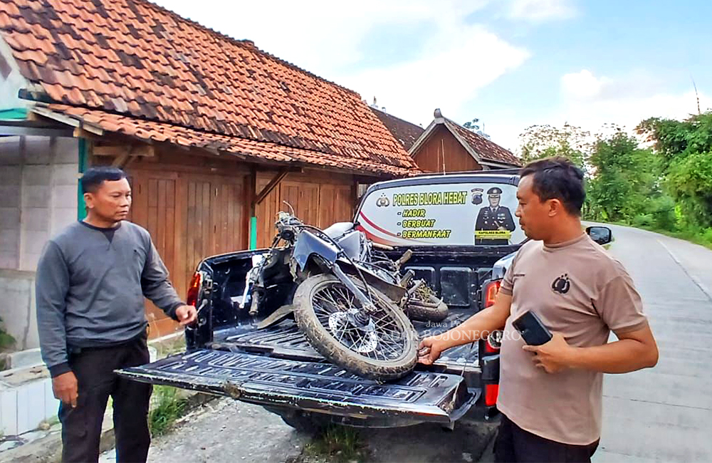 LAKA LANTAS: Sepeda motor korban laka lantas dengan kereta api di Kecamatan Jati dievakuasi petugas Satlantas Polres Blora.