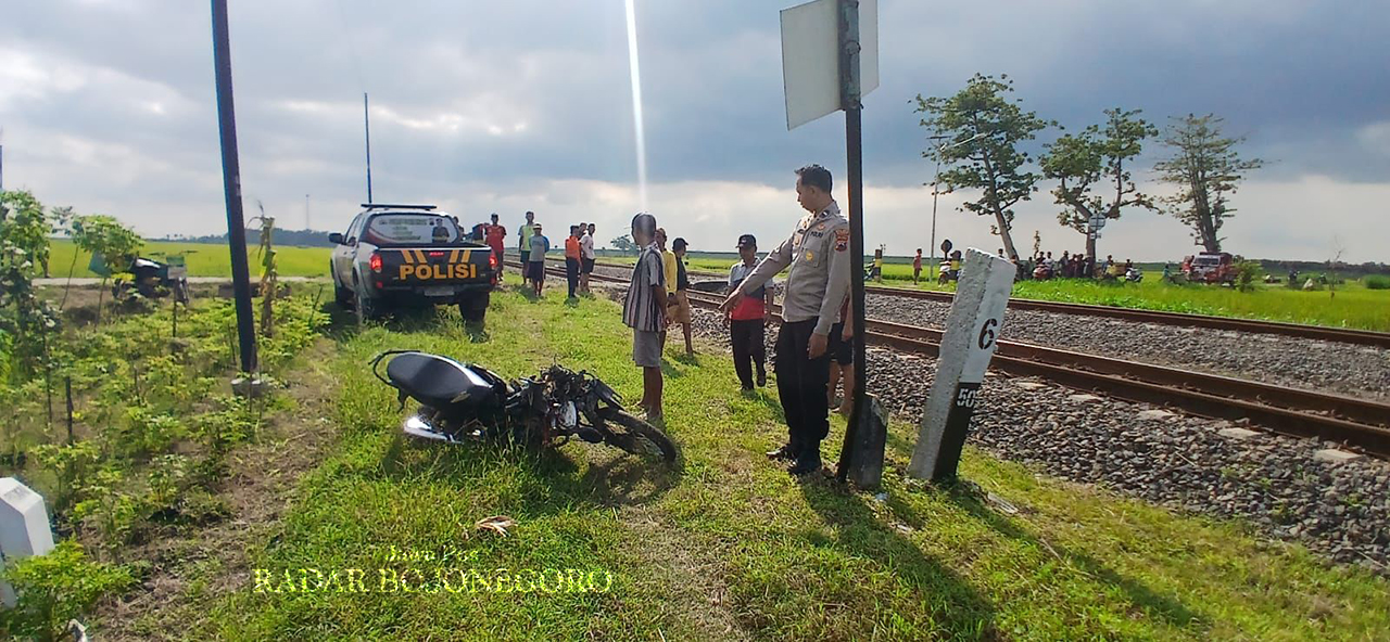 LAKA: Perlintasan sebidang tak berpalang di Kecamatan Jati, polisi amankan motor pengendara yang terlempar usai dihantam kereta api. (ISTIMEWA/RADAR BOJONEGORO)