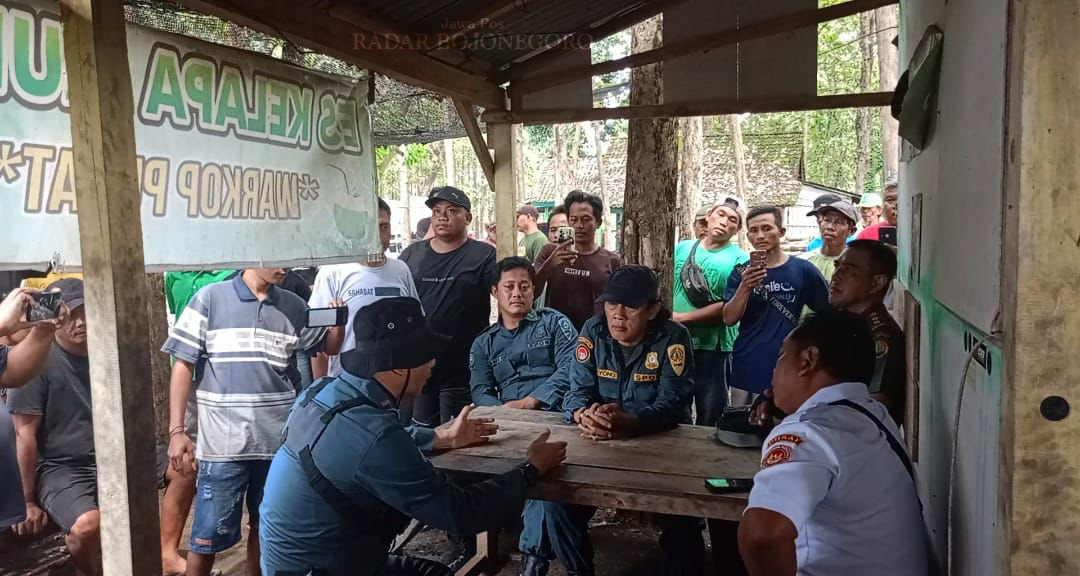 AUDIENSI: Petani hutan Desa Getas sedang audiensi dengan pihak keamanan KHDTK UGM di sekitar lahan hutan yang menjadi polemik pada Kamis lalu (15/5). (M. LUKMAN HAKIM/RADAR BOJONEGORO)