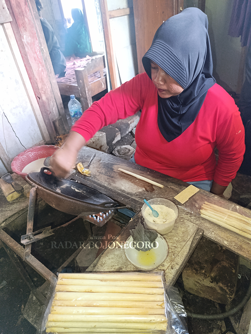MASIH EKSIS: Perajin Ledre di Desa Gapluk, Kecamatan Purwosari masih terus memproduksi ledre. Butuh dampingan perizinan dan pemasaran. (DHANI WAHYU ALFIANSYAH/RADAR BOJONEGORO)