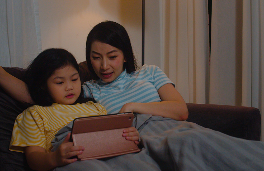 Ilustrasi orang tua mendampingi anaknya screen time