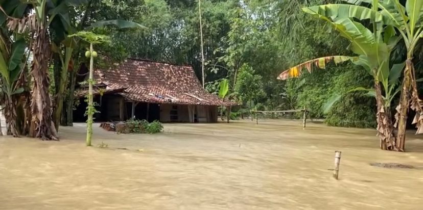 BELUM SURUT: Banjir luapan Kali Lusi merendam Desa Bakah, Kecamatan Kunduran sejak Selasa&nbsp;lalu&nbsp;(20/5). (ISTIMEWA/RADAR BOJONEGORO)