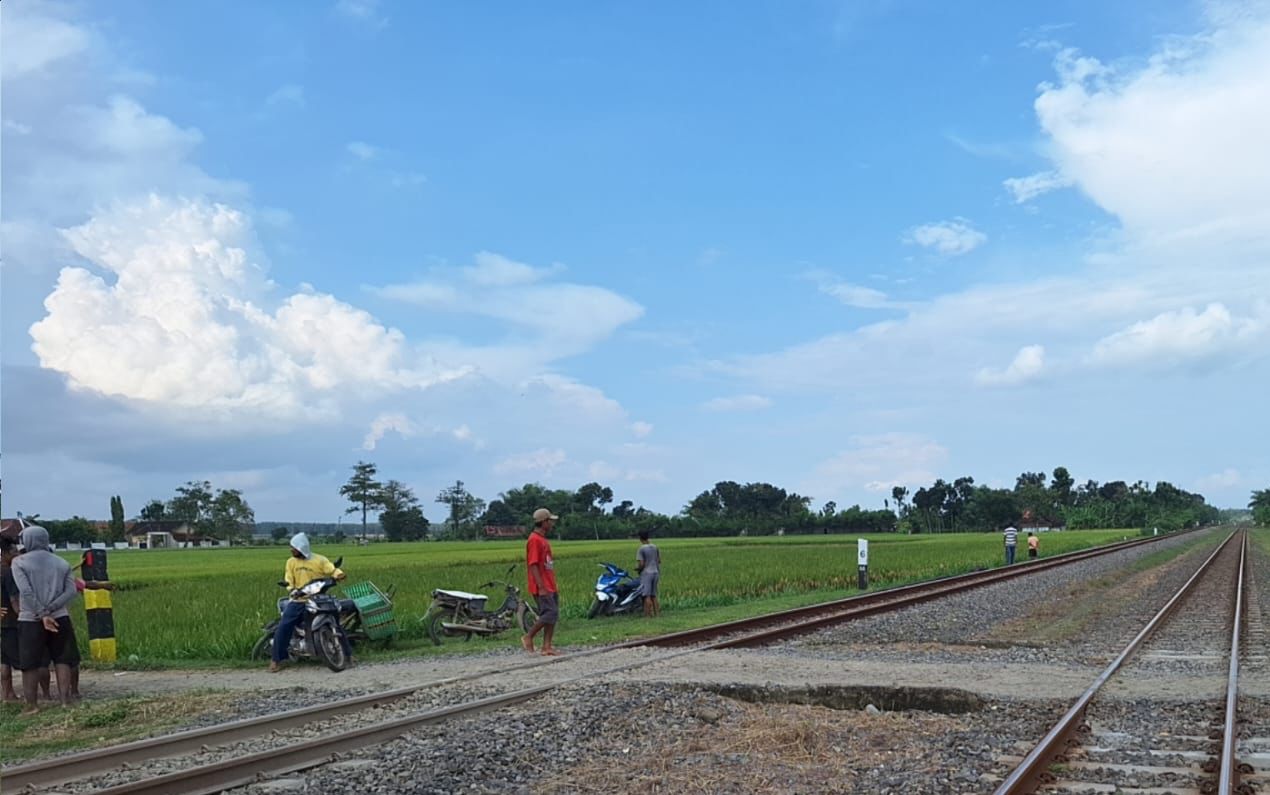 LAKA: Usai terjadi kecelakaan, perlintasan sebidang di Kecamatan Jati yang belum terdapat pos penjaga dan palang pintu kereta tampak sepi lalu-lalang kendaraan. (LUKMAN HAKIM/RADAR BOJONEGORO)