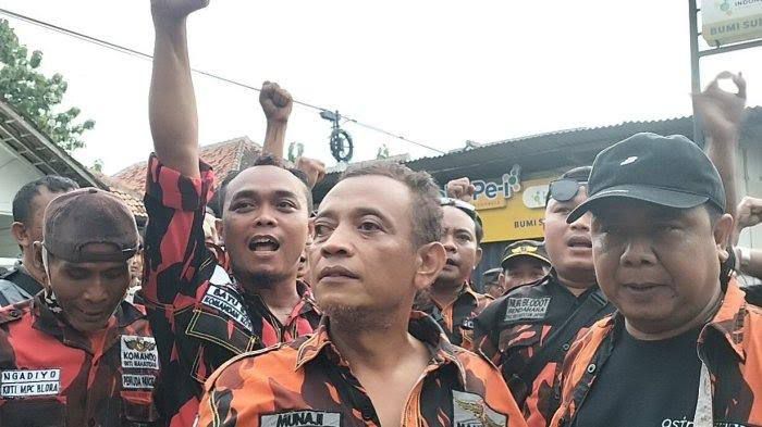 Munaji dan para anggotanya saat menggruduk Markas Ormas GRIB Jaya Blora, beberapa&nbsp;waktu&nbsp;lalu. (ISTIMEWA/RADAR BOJONEGORO)