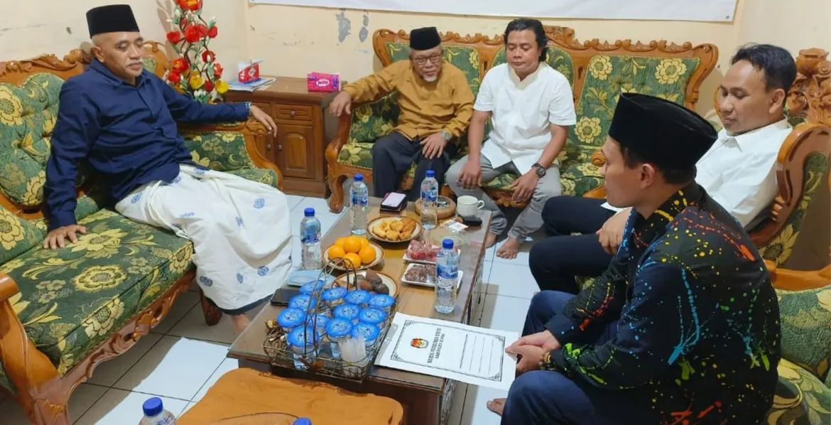 Kordiv Teknis KPU Blora, Solikin (Kanan) bersama pentolan PKB Blora, mengklarifikasi PAW Anggota&nbsp;DPRD&nbsp;Blora (RAHUL OSCARRA DUTA/RADAR BOJONEGORO)