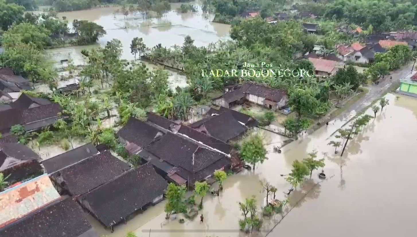 BANJIR: Tampak dari pantauan drone, rumah warga di Desa Mojorembun, Kecamatan Kradenan terendam banjir akibat luapan Sungai Wulung kemarin (20/5) (ISTIMEWA/RADAR BOJONEGORO)