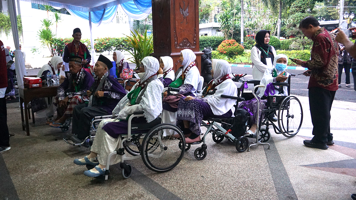 KENAKAN KURSI RODA: CJH lansia terpaksa mengenakan kursi roda, sekitar 1.453 hari ini terbang ke Tanah Suci. (YUAN EDO/RADAR BOJONEGORO)