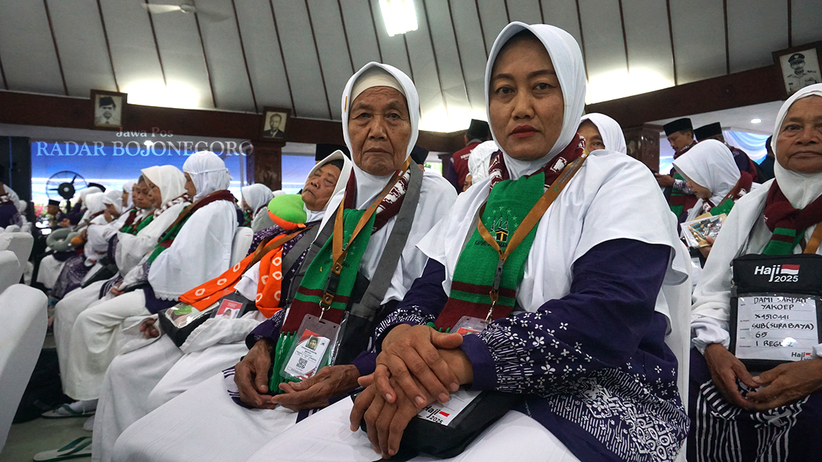 USIA 90 TAHUN: Rakinah (dua dari kanan) didampingi anaknya saat pemberangkata haji di Pendapa Malowopati kemarin (20/5) (YUAN EDO/RADAR BOJONEGORO)