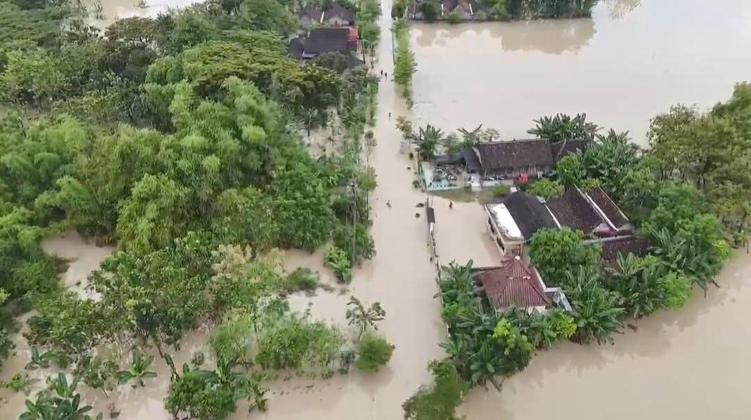 PANTAUAN UDARA: Wilayah Desa Mojorembun, Kecamatan Kradenan jadi salah satu titik banjir terparah di Kabupate Blora. (ISTIMEWA/RADAR BOJONEGORO)