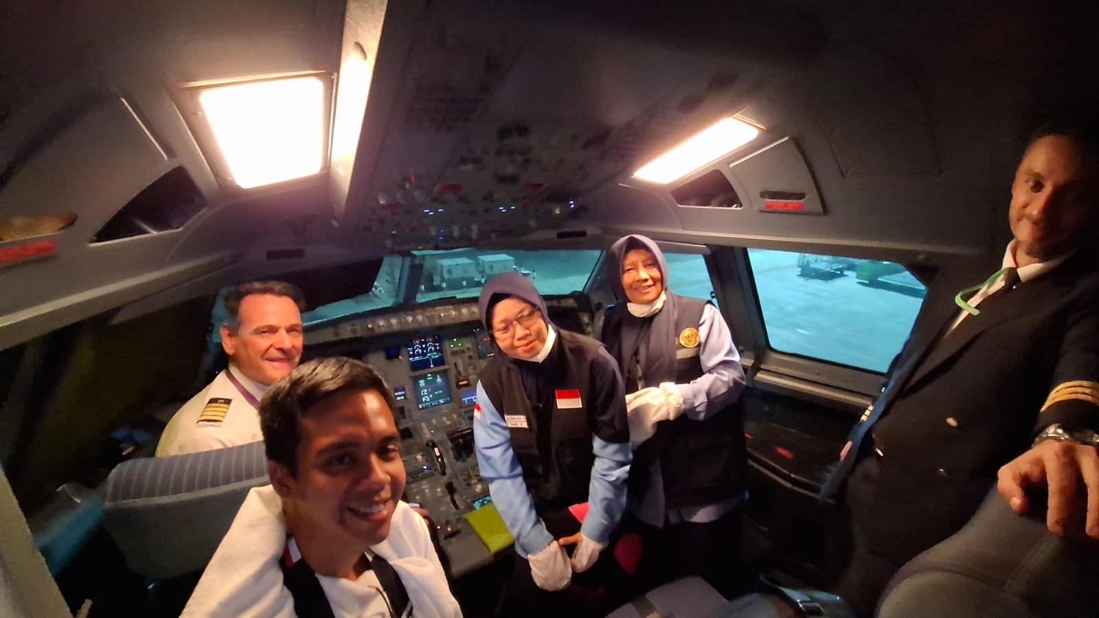 FOTO DULU: Sambil menunggu penumpang CJH turun, Imroatul Azizah (berjilbab paling kanan) salah satu petugas haji 2025 bersama temannya foto di kokpit Saudia Airlines.