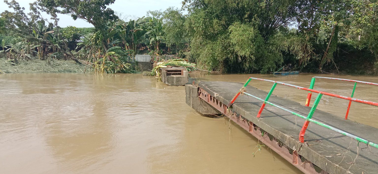 PUTUS: Jembatan penghubung antardesa di Desa Kalangrejo, Kecamatan Kunduran, Kabupaten Blora putus diterjang banjir yang melanda wilayah tersebut sejak Selasa (20/05). (ISTIMEWA/RADAR BOJONEGORO)