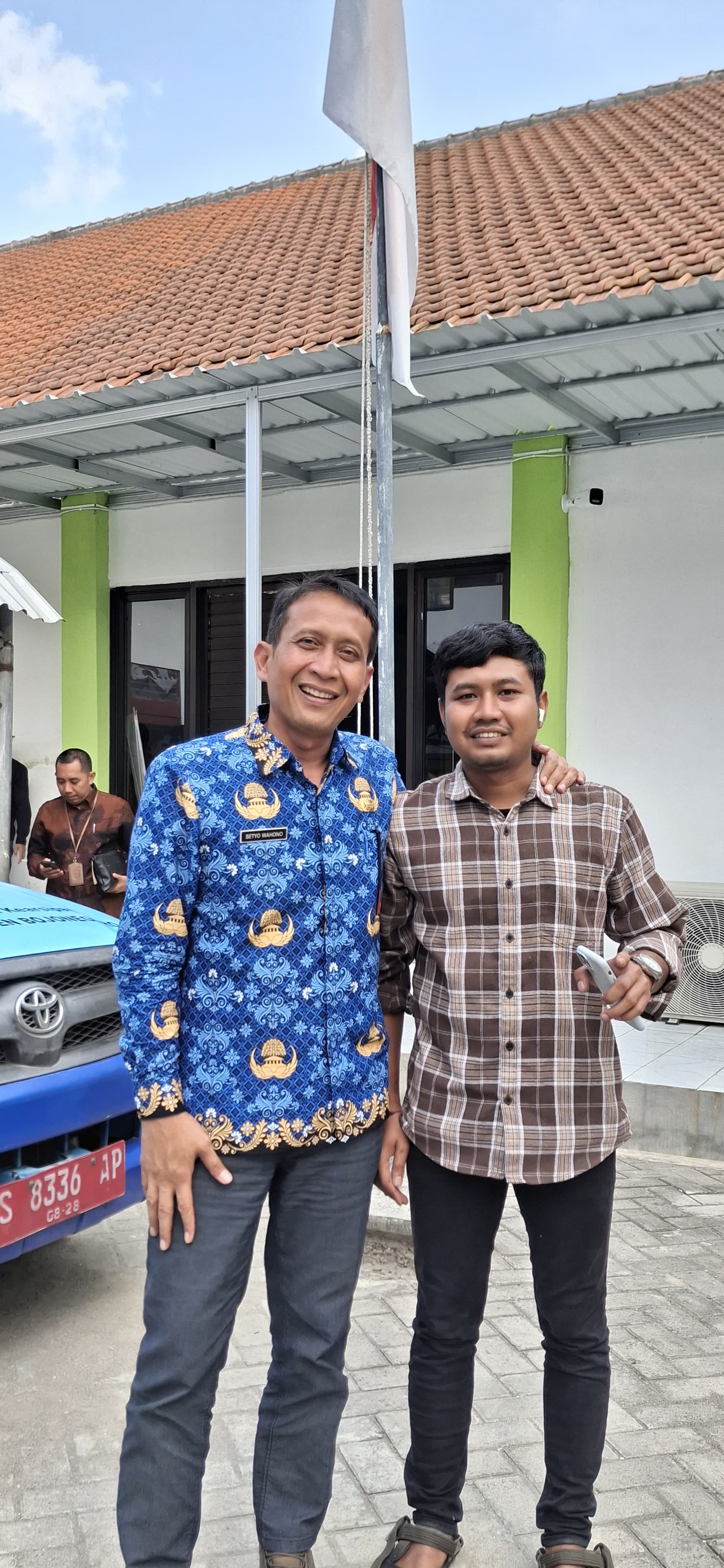 DEKAT: Ketua Panitia Konkorcab PMII Jatin Rian Adi K foto bersama Bupati Bojonegoro Wahono usai acara FTBM Rabu (21/5)