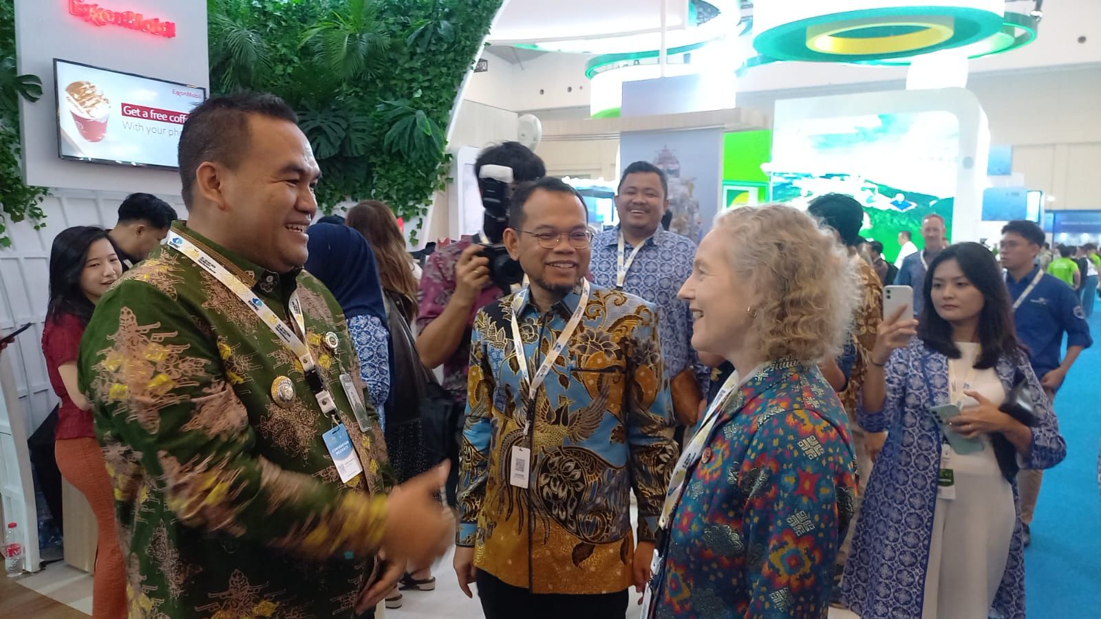 BINCANG: Bupati Blora Arief Rohman (kiri) sedang berbincang dengan salah satu petinggi perusahaan migas pada IPA Convex di Tangerang. (ISTIMEWA/RADAR BOJONEGORO)