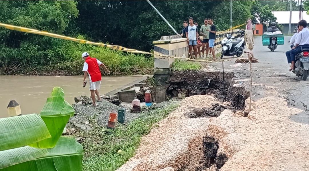 AMBROL: Talud jembatan penghubung Desa Sumber dengan Desa Mendenrejo turut Kecamatan Kradenan ambrol akibat diterjang banjir. (M. LUKMAN HAKIM/RADAR BOJONEGORO)