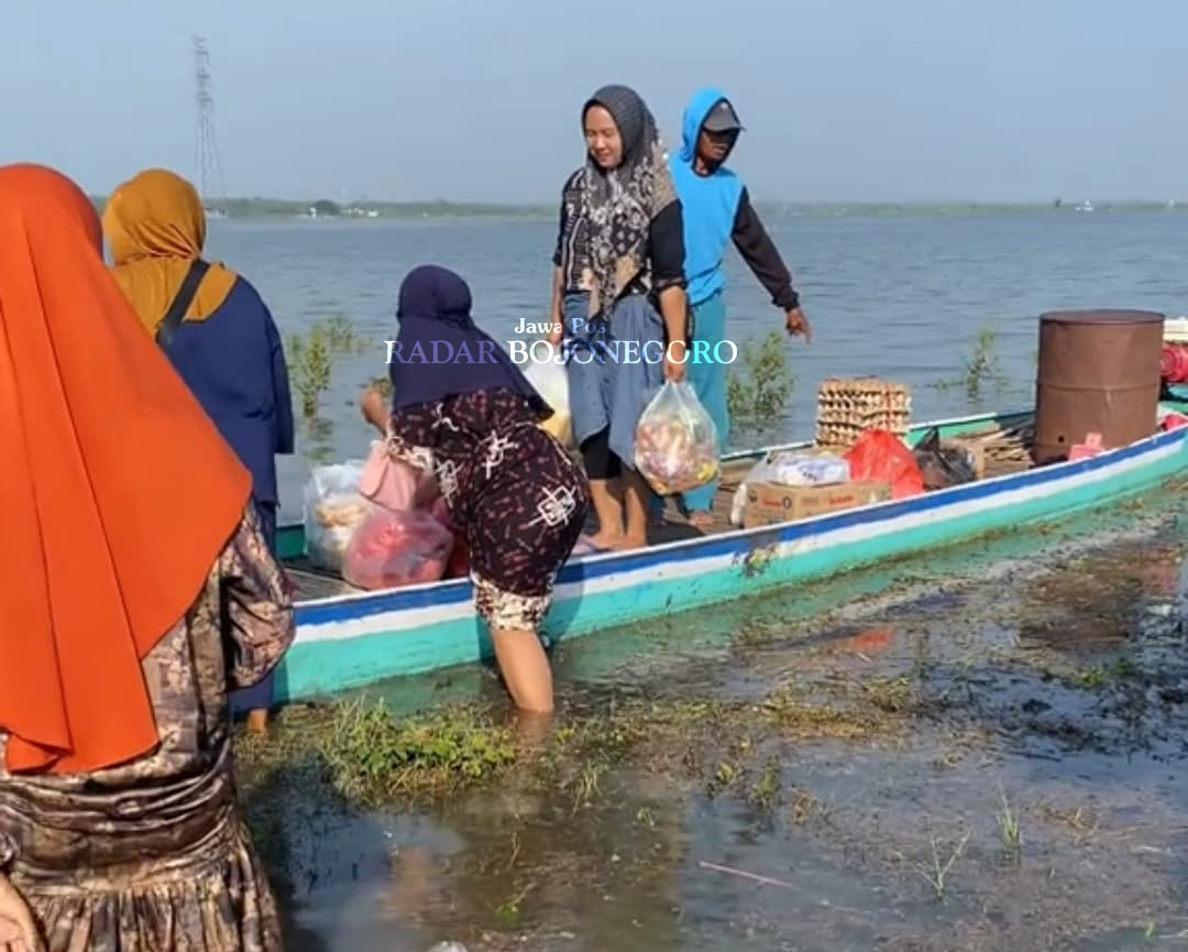 NAIK PERAHU: Warga terpaksa naik perahu karena jalan poros Desa Lebaksari, Kecamatan Baureno putus. (DHANI WAHYU ALFIANSYAH/RADAR BOJONEGORO)