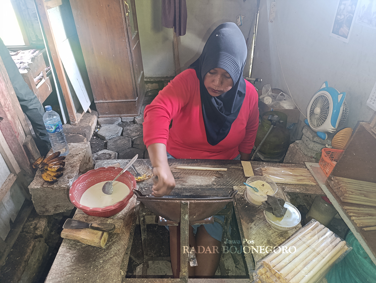 KHAS BOJONEGORO: Warga Desa Gapluk membuat di dapurnya dengan alat sederhana. (DHANI WAHYU ALFIANSYAH/RADAR BOJONEGORO)