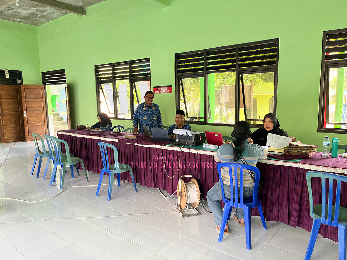 SEPI:  Hari kedua pendaftaran jalur domisili lebih sepi, tercatat 2.638 Pendaftar (IRVAN RAMADHON/RADAR BOJONEGORO)