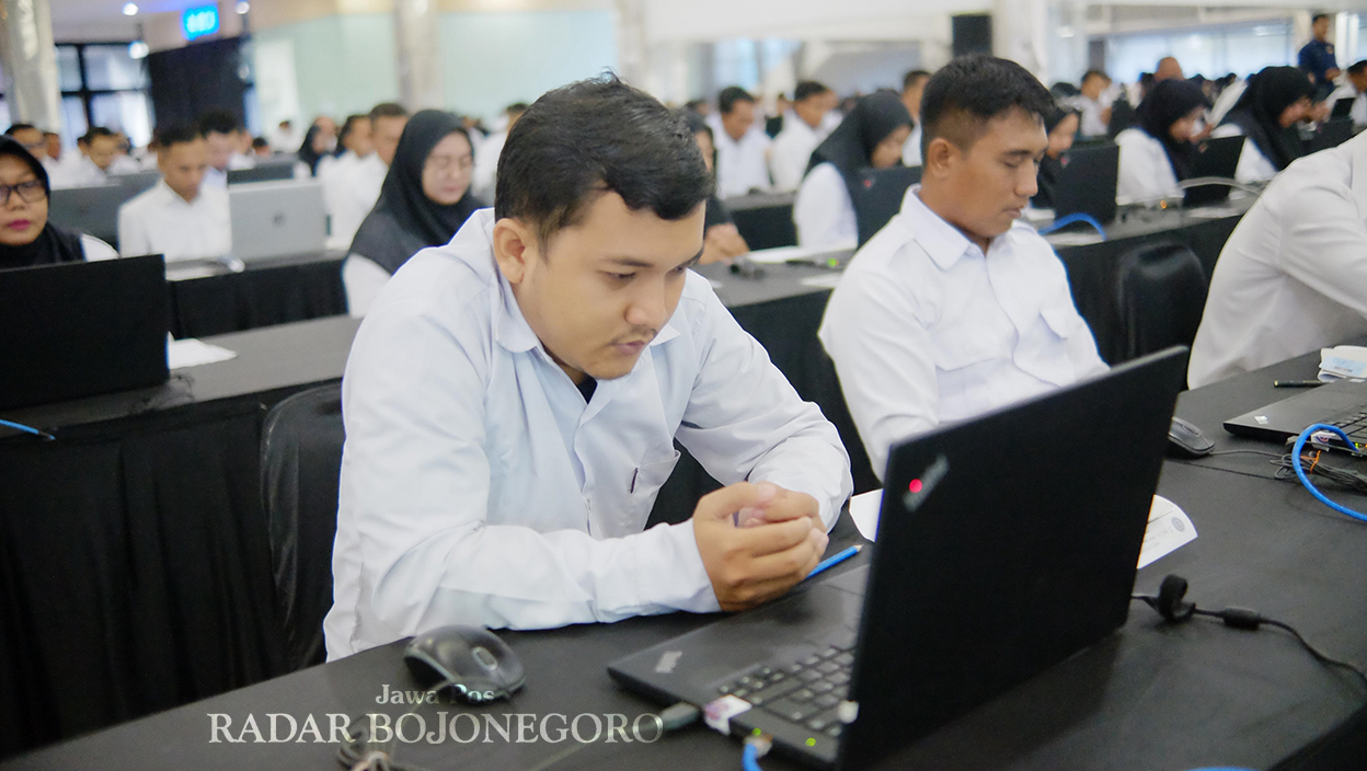 CALON PPPK: Peserta calon PPPK saat mengikuti tes, sebanyak 1.507 formasi direbut oleh 2.108 peserta. (ISTIMEWA/RADAR BOJONEGORO)