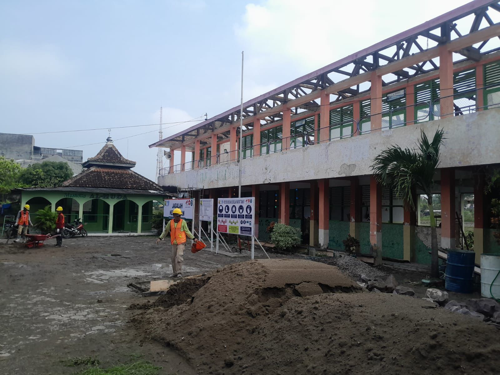 SEKOLAH RAKYAT: Proses pembangunan sekolah rakyat di Kabupate Blora. (RAHUL OSCARRA DUTA/RADAR BOJONEGORO)