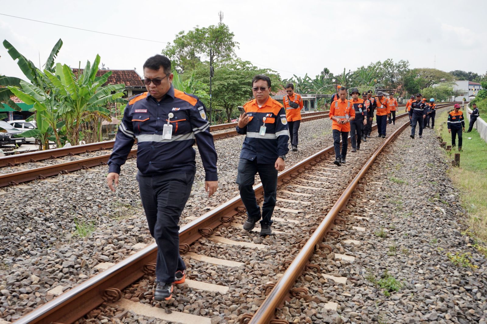 MITIGASI: Petugas PT KAI Daop 4 Semarang mendeteksi adanya pergerakan tanah labil di jalur kereta Doplang-Randu.