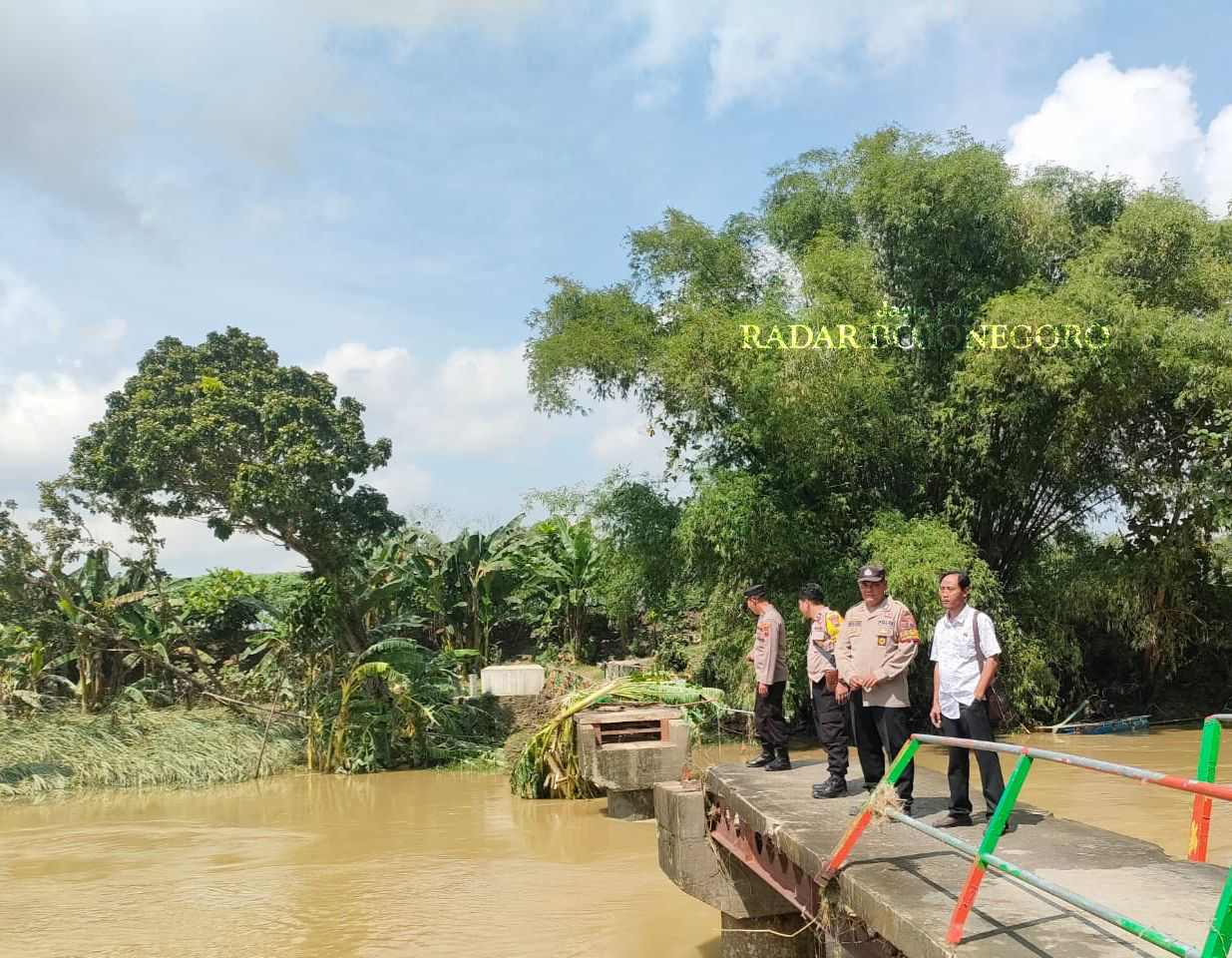 BANJIR: Tim Gabungan melakukan pengecekan di beberapa titik bangunan infrastruktur yang rusak akibat diterjang banjir di Kecamatan Ngawen. (ISTIMEWA/RADAR BOJONEGORO)