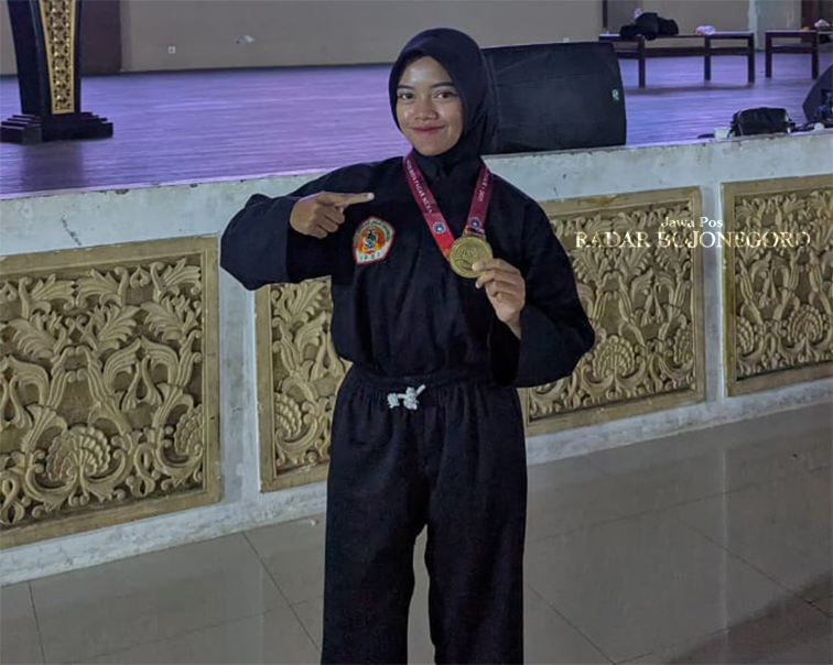 BERPRESTASI: Sovia Linda Sari torehkan prestasi di cabang olahraga pencak silat tingkat provinsi hingga nasional. (ISTIMEWA/RADAR BOJONEGORO)