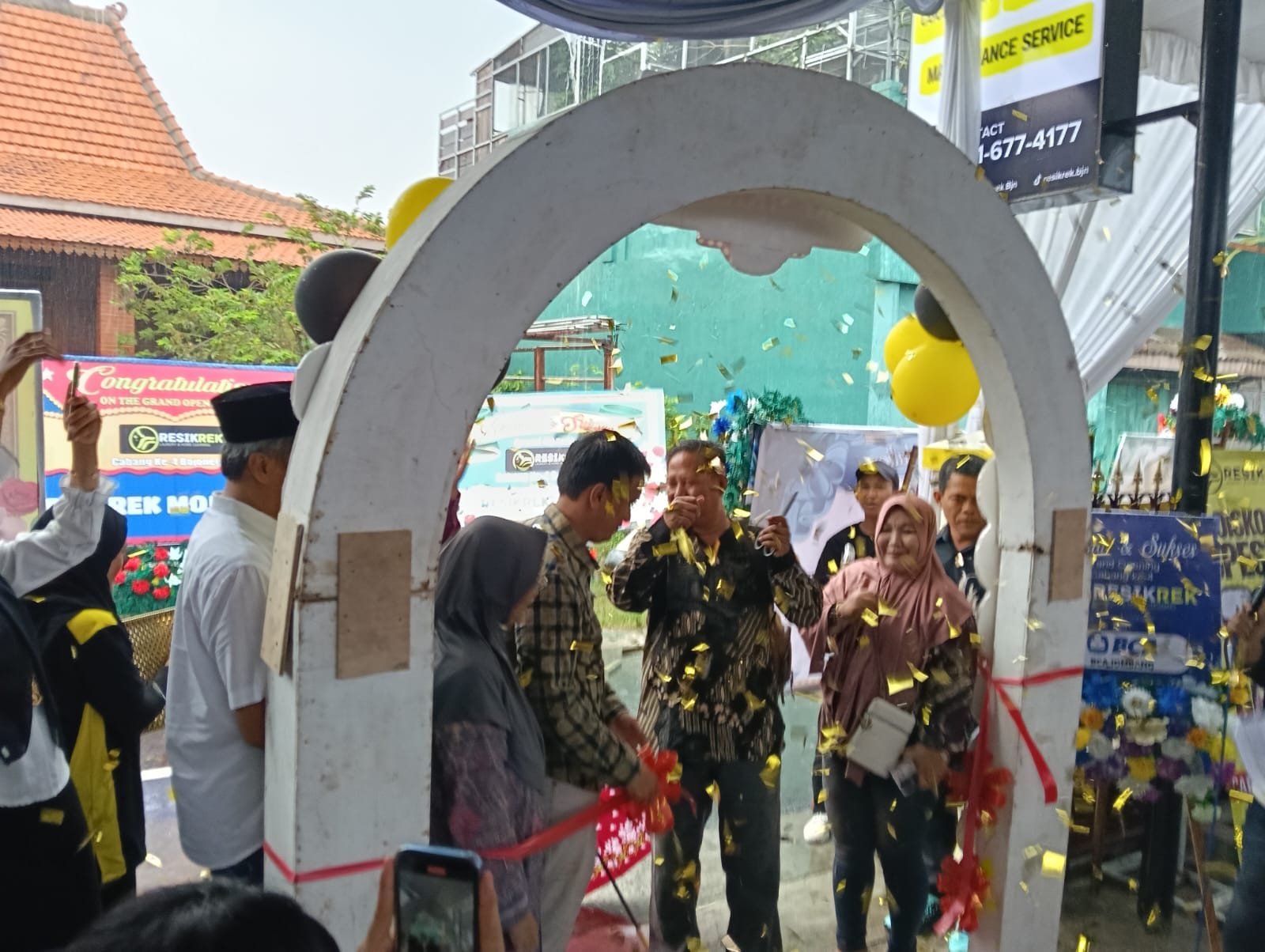 PERESMIAN: Pimpinan dan Manajemen Resikrek Bojonegoro potong pita saat grand openning di Bojonegoro Minggu (25/5)