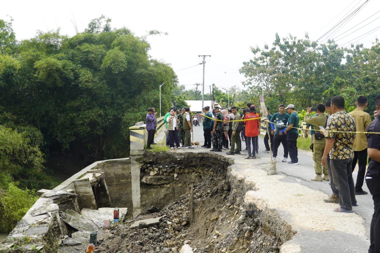 PERBAIKAN: BNPB meninjau lokasi yang terdampak banjir luapan Kali Lusi di Kabupaten Blora. Juga didampingi Bupati Blora Arief Rohman dan Wakil Bupati Blora Sri Setyorini.