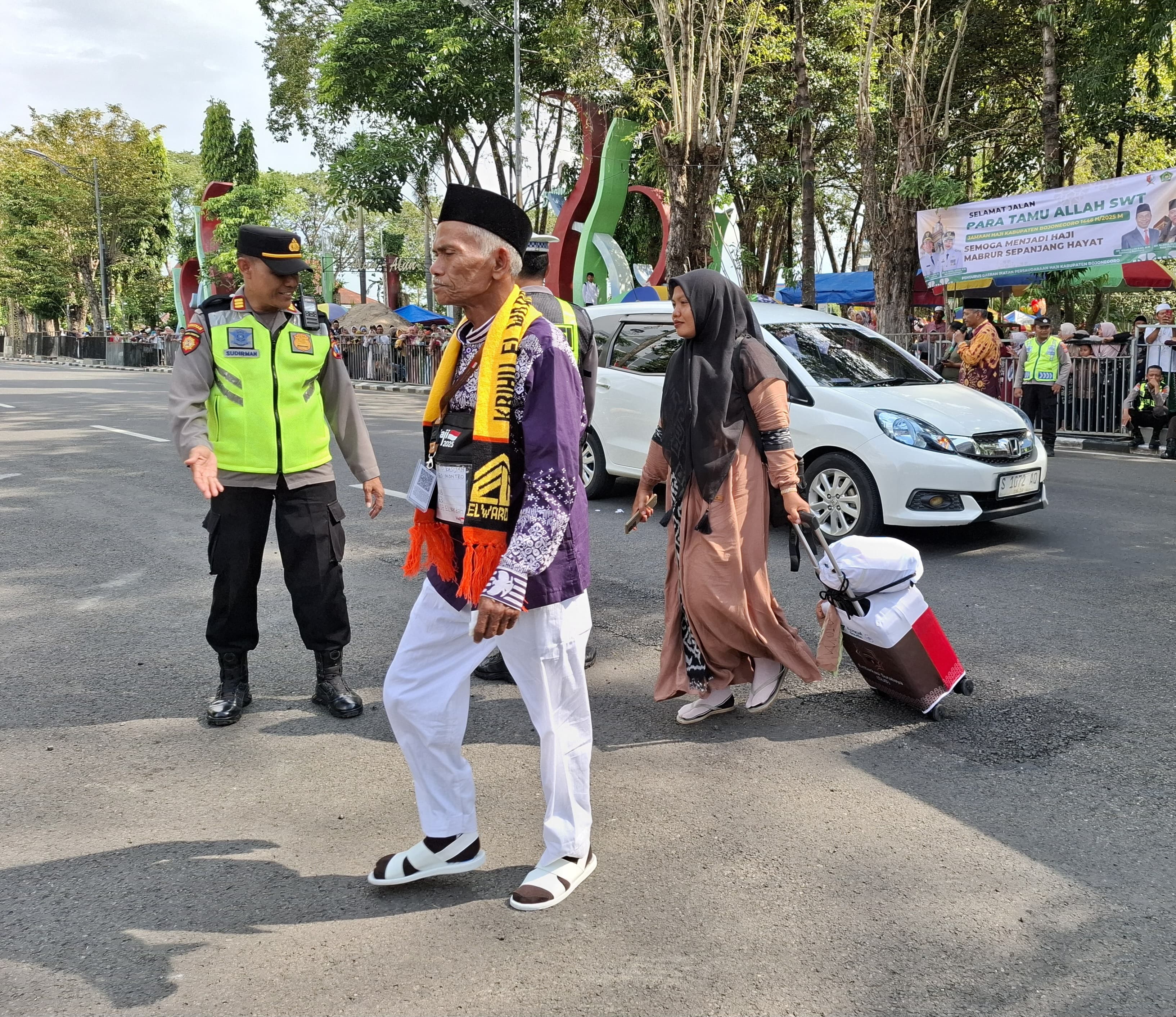 HAJI: Rombongan CJH asal Bojonegoro berangkat dari Pendapa Malowopati pada Selasa lalu (20/5).