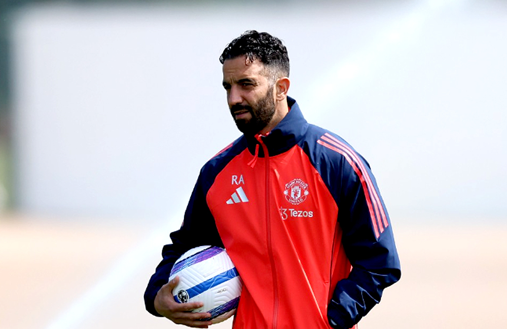 Ruben Amorim ketika memimpin latihan skuadnya.