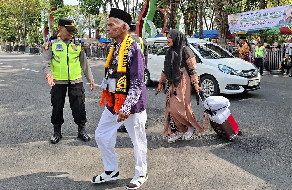 HAJI: Rombongan CJH Bojonegoro diberangkatkan dari Pendapa Malowopati pada Selasa lalu (20/5).