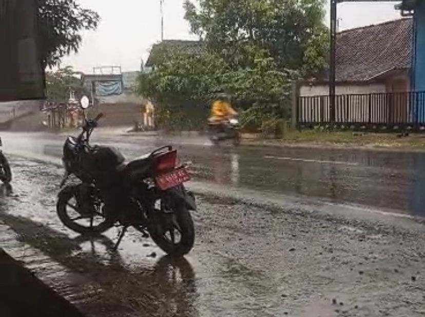Hujan di pagi hari di daerah Blora merata, BMKG imbau masyarakat waspada, terutama daerah dataran rendah dan bantaran sungai.