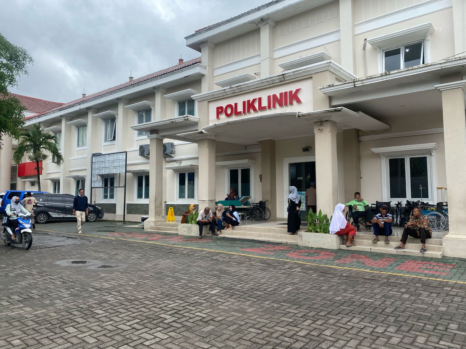KESEHATAN: Keluarga pasien sedang menunggu di teras poliklinik RSUD dr. R. Soeprapto Cepu.