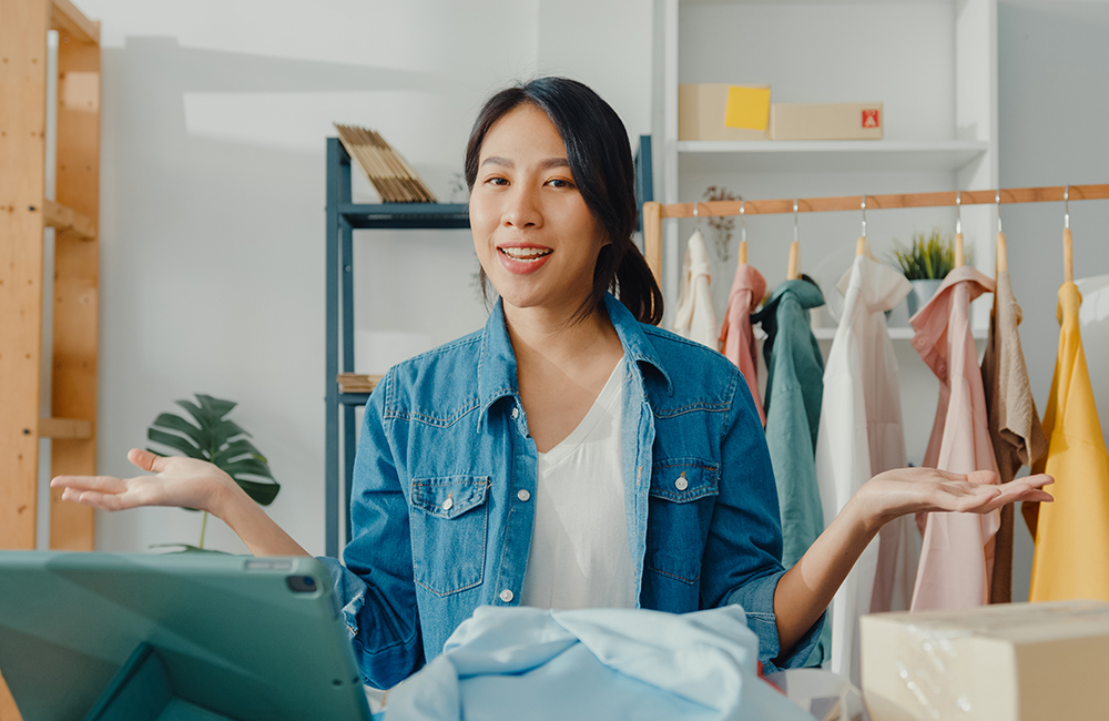 Seorang perempuan yang menunda menikah dan menjadi lebih berkembang