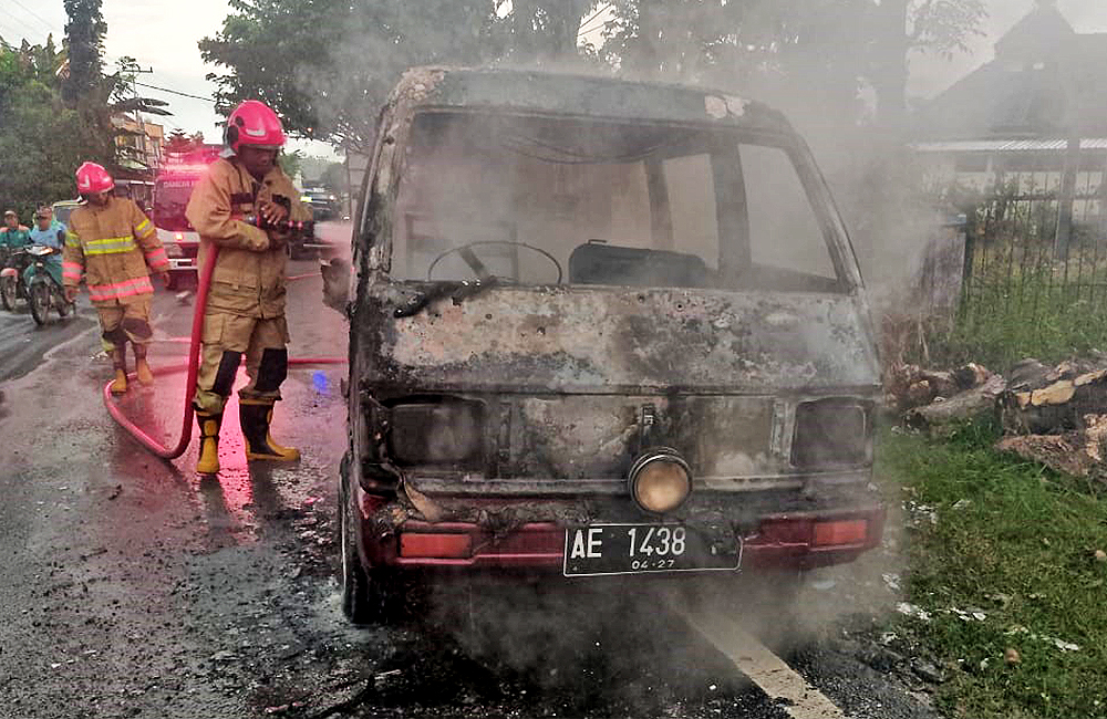 Kebakaran Mobil Suzuki Carry di jalan raya Temayang Senin pagi (26/5).
