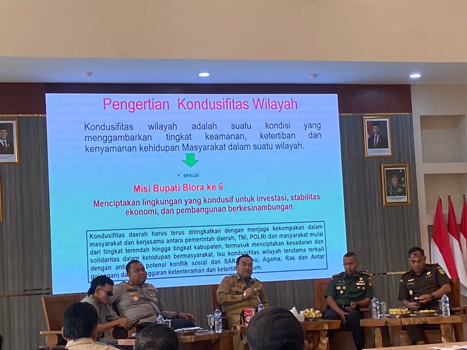 GAYENG: Bupati Blora Arief Rohman bersama jajaran forkopimda ngobrol bareng tokoh agama dan wartawan di gedung Mapolres Blora, Selasa (27/5).