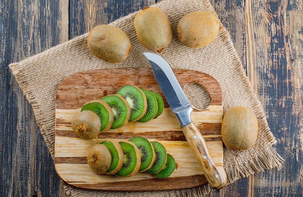 Buah kiwi memiliki segudang manfaat bagi kecantikan kulit