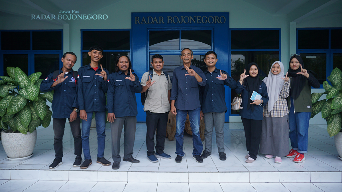 SALAM LITERASI: Dosen dan mahasiswa IAI Al-Fatimah foto bersama dengan Pemred Radar Bojonegoro Muhammad Suaeb. (HAKAM ALGHIVARI/RADAR BOJONEGORO)