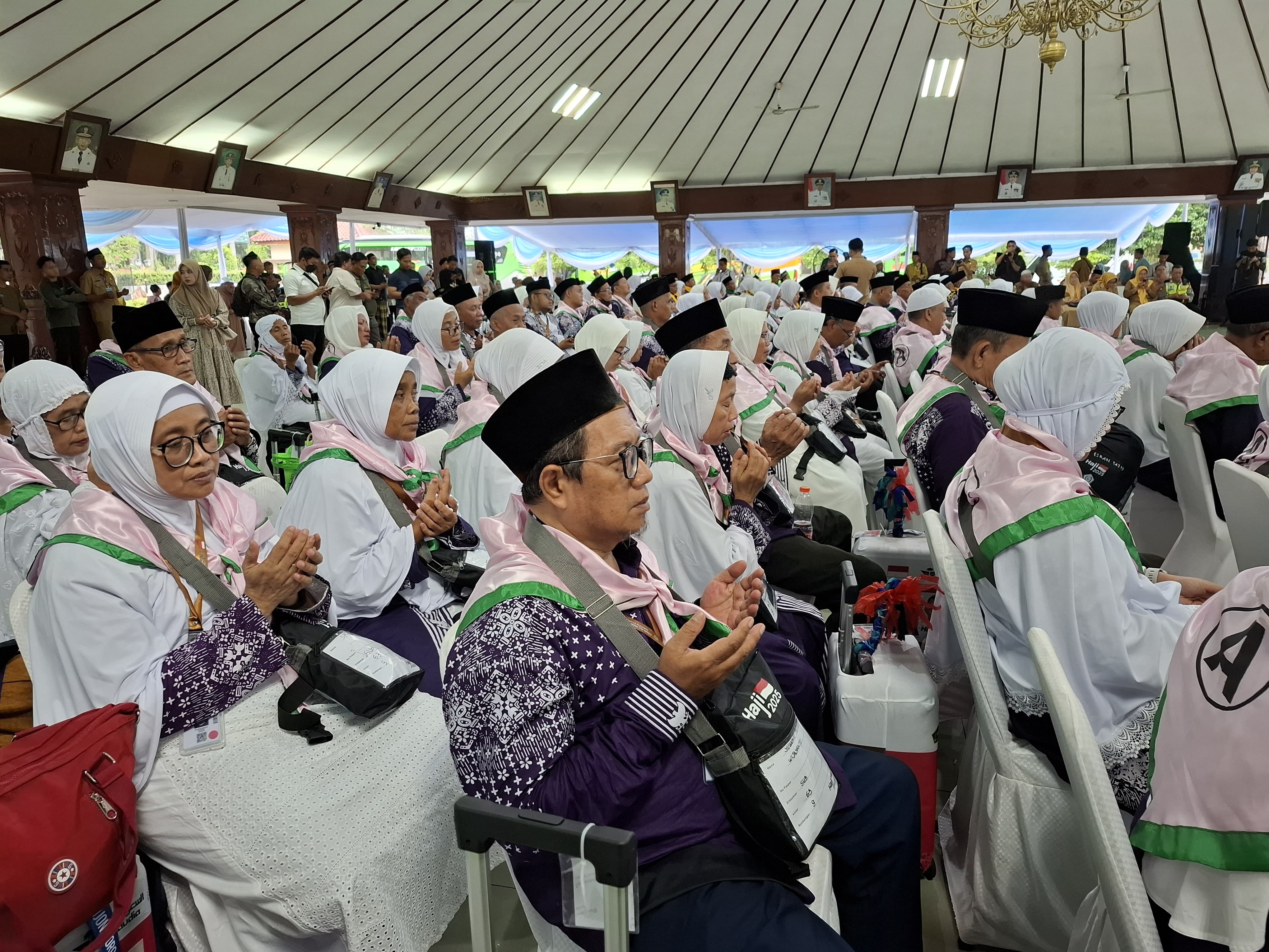 Calon jemaah haji asa Kabupaten Bojonegoro saat menjelang diberangkatkan dari Pendapa Pemkab Bojonegoro.
