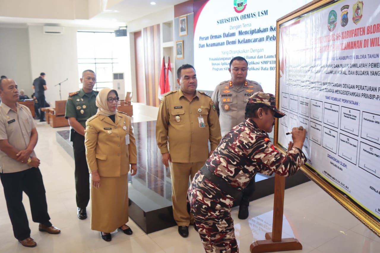 DEKLARASI: Ratusan ormas menandatangani deklarasi damai guna menciptakan ketertiban dan keamanan di wilayah Kabupaten Blora.