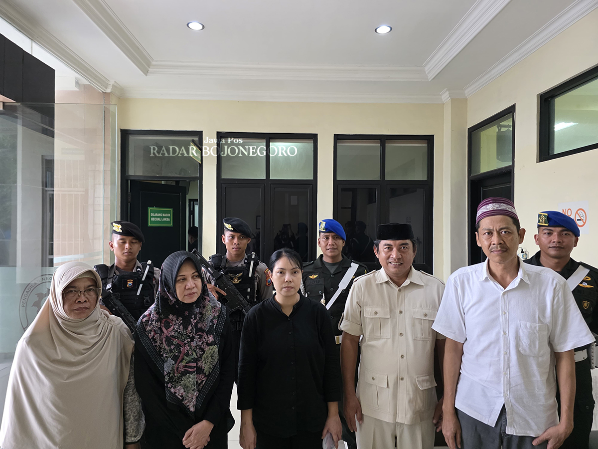LIMA TERDAKWA MOBIL SIAGA: Dari kiri ke kanan, Heny Sri Setyaningrum, Syafa&rsquo;atul Hidayah, Ivonne, Anam Warsito, Indra Kusbianto (ISTIMEWA/RADAR BOJONEGORO)